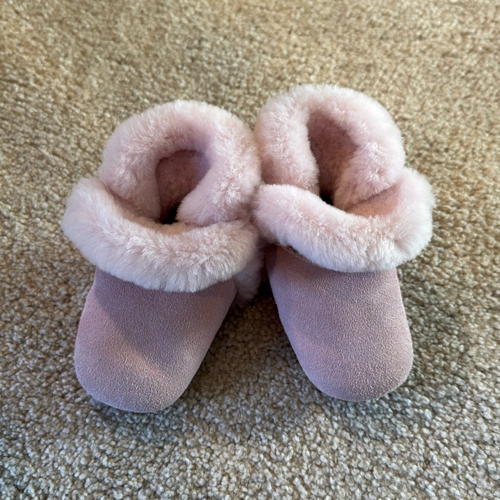 Baby Uggs size 2/3
Never worn